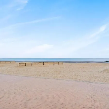 By The Sea In Belgium With Balcony, Cleaning Included 아파트