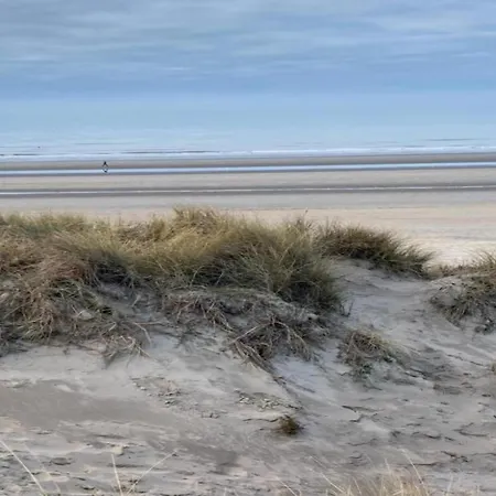 By The Sea In Belgium With Balcony, Cleaning Included 아파트 *